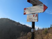 54 A questa curva sopra Casel Fontana Bruga (990 m) saliamo a sx sul sent 561-EE  per Croce Pizzo Rabbioso